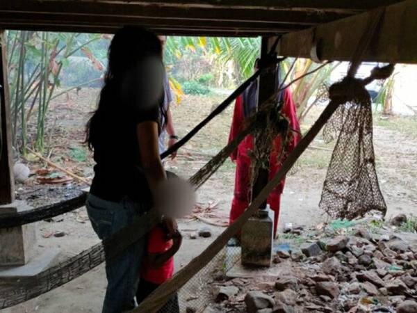 Wanita berusia 28 tahun itu menangis dengan alasan tidak mahu ditahan penguatkuasa AADK.