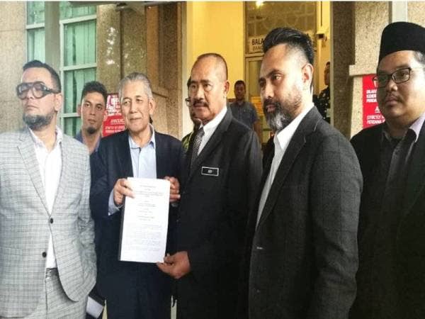 Mohamed Razali (dua dari kiri) menyerahkan memorandum kepada Abu Bakar di pejabat Perdana Menteri di sini hari ini.