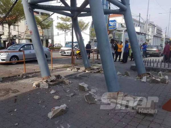 Sebuah treler membawa jentera berat tersangkut pada jejantas di Jalan Pengkalan Weld.