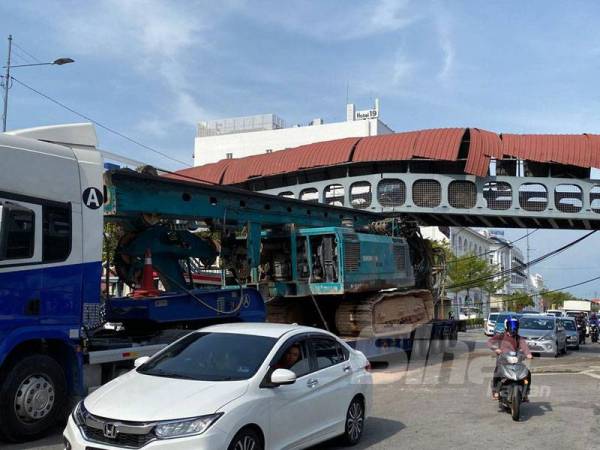 Keadaan tiang jejantas yang hampir tercabut dan tidak selamat untuk digunakan.