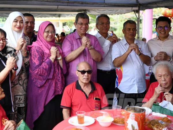 Saifuddin (berdiri dari tengah) bersama Ahli Parlimen Bentong, Wong Tack (berdiri; empat dari kanan) pada Program Sepakat Komuniti Sambutan Tahun Baharu Cina 2020 di Rumah Sejahtera Bentong hari ini.