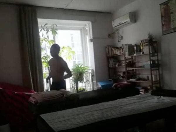 Pan melakukan aktiviti sukan dengan berlari mengelilingi meja di dalam rumanya. - Foto Weibo