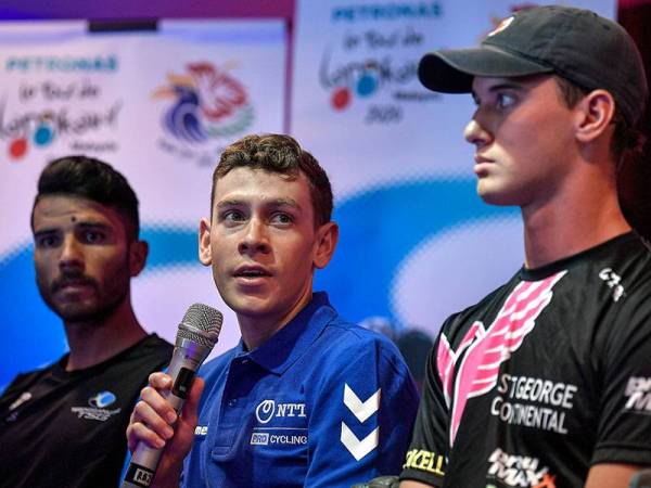 Pelumba dari pasukan NTT Pro Cycling Team, Louis Meintjes (tengah) ketika sidang media menjelang siri Jelajah Le Tour de Langkawi 2020 (LTdL) di sebuah hotel hari ini. - Foto Bernama