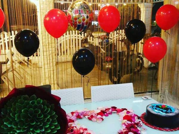 Afizi turut menyediakan perkhidmatan kejutan di lokasi pilihan pelanggannya.