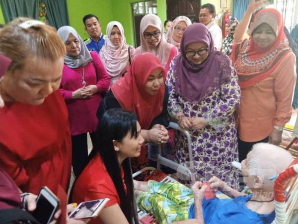 Yook Lan beramah mesra dengan Burhah (dua dari kanan) dan Shahaniza pada Program Ziarah Muafakat Tahun Baru Cina di Pusat Jagaan Orang- Orang Tua Grannies 2.