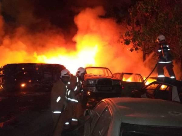 Pasukan bomba berusaha memadamkan kebakaran melibatkan stor simpanan kereta DBKL di Taman Connaught Cheras.
