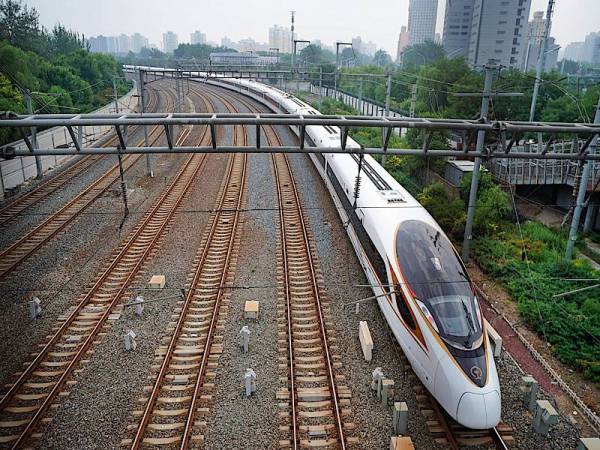 CHINA melancarkan kereta api berkelajuan tinggi demi Olimpik Musim Sejuk Beijing 2022.