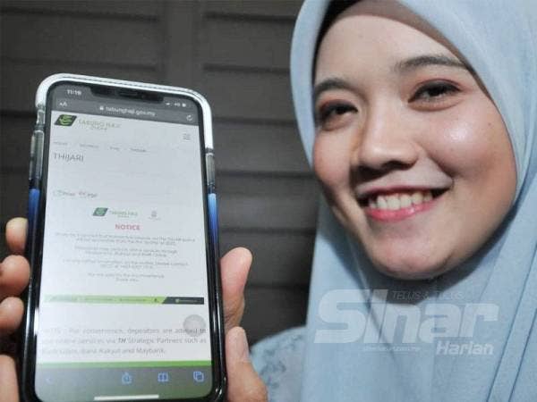 Kakitangan TH, Azza Maria Azmardi menunjukkan laman sesawang THiJari yang dilancarkan di Menara TH semalam. - Foto Rosli Talib