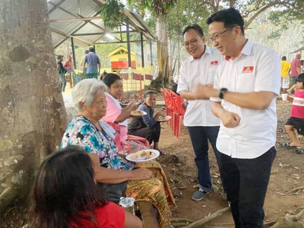 Dominic (kanan) tidak kekok untuk berbual dengan masyarakat.