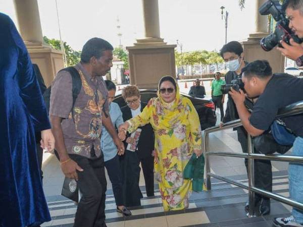 Isteri bekas Perdana Menteri, Datin Seri Rosmah Mansor ketika tiba di Mahkamah Tinggi Kuala Lumpur di sini hari ini. - Foto SHARIFUDIN ABDUL RAHIM