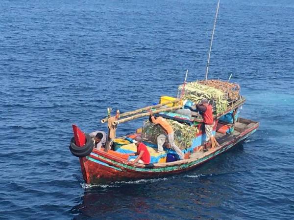 Bot nelayan Indonesia ditahan kerana menceroboh dan menangkap ikan di perairan negara kelmarin. - Foto APMM Perak