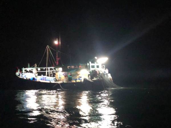 Bot nelayan tempatan dikendalikan awak-awak warga Myanmar ditahan APMM Perak semalam. - Foto APMM Perak