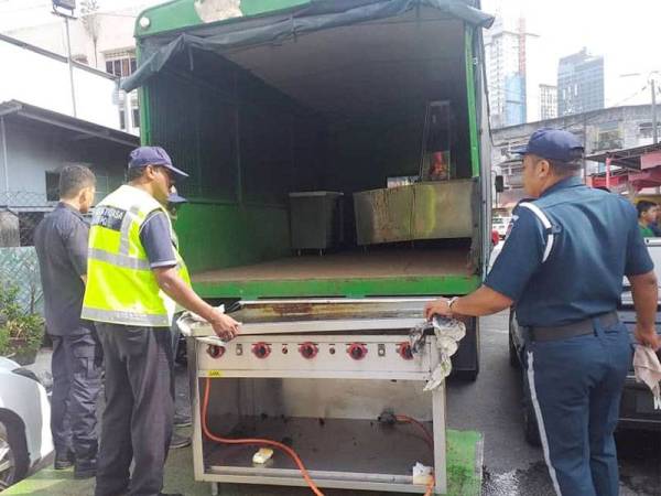 Antara peralatan restoran yang disita DBKL.