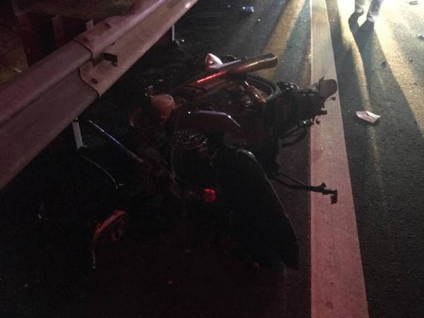 Motosikal mangsa remuk dipercayai dilanggar sebuah lori dalam kejadian langgar lari semalam. -Foto: PDRM