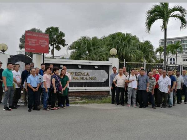 Kok Khiang (kiri) bersama wakil pekebun dari Lembah Bertam berkumpul di luar pekarangan Wisma Sri Pahang di sini selepas menyerahkan memorandum rayuan yang diserahkan ke Pejabat Menteri Besar hari ini.