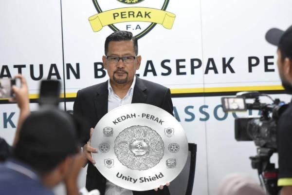 Mohamad Azlin menunjukkan trofi Unity Shield di Pejabat PAFA, Ipoh semalam.