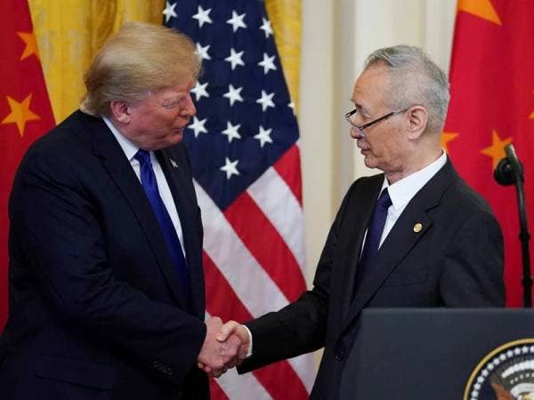 Trump ketika bersalaman dengan Timbalan Perdana Menteri China, Liu He ketika majlis menandatangani perjanjian perdagangan fasa pertama di Rumah Putih, Washington pada 15 Januari lalu. - Foto Agensi