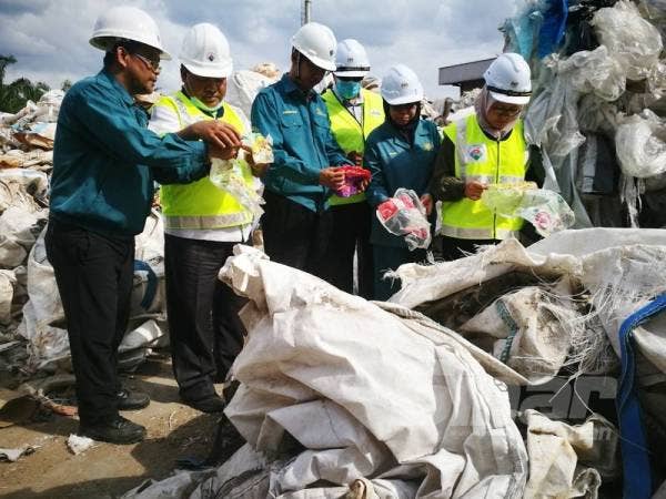Isnaraissah Munirah (kanan) ketika menyertai operasi di sebuah kilang kitar semula sisa plastik di Bedong, Kedah hari ini.