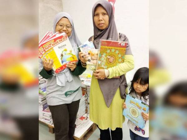 Rosidah (tengah) bersama anak-anaknya mengambil kesempatan untuk memborong buku di Jualan Gudang Awal Tahun Karangkraf 2020 hari ini.