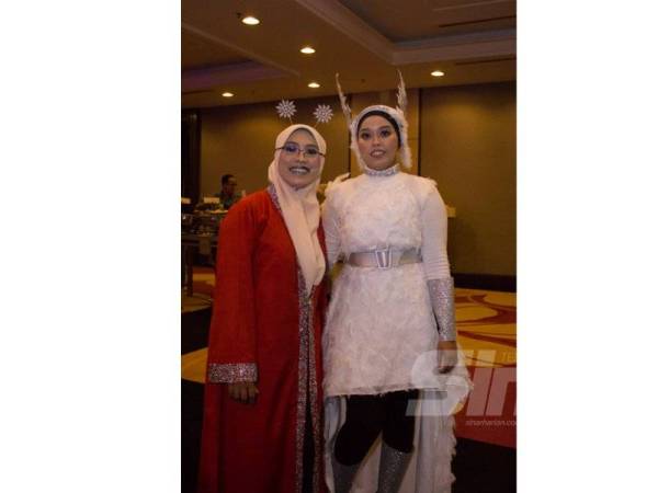 WANITA kita masih belum berani memperagakan tudung dengan gaya futuristik meskipun pada alaf baru ini. 