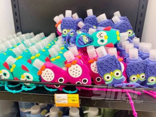Hand sanitizer turut ditawarkan dengan bentuk menarik.