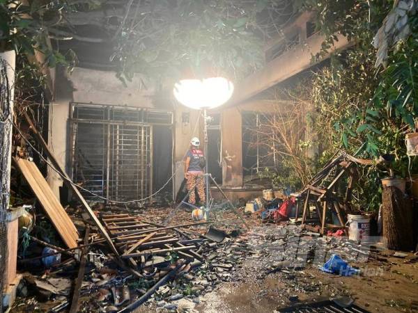 Keadaan rumah teres mangsa yang terbakar di Taman Rembia Perkasa di sini, malam ini.
