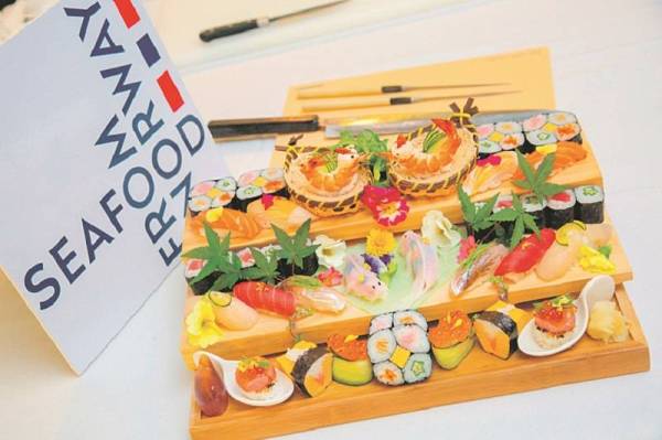 ANTARA jenis sushi dihasilkan sepanjang sesi pembuatan sushi berasaskan makanan laut berkualiti tinggi.