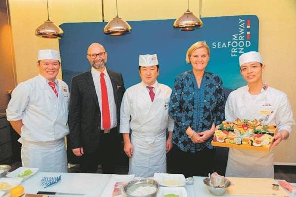 CEF Leon (kiri), Ogawa (tiga dari kiri) dan Cef Sky (kanan) tidak lokek berkongsi ilmu pembuatan sushi bersama kumpulan cef muda pada Majlis Tahunan Akademi Sushi Global di KDU), Shah Alam, Selangor pada bulan lalu.