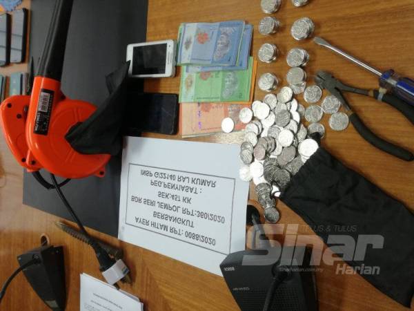 Antara barangan yang dirampas daripada suspek.
