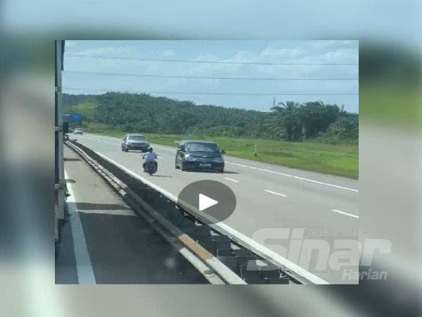 Rakaman video penunggang motosikal melawan arus tular di media sosial.