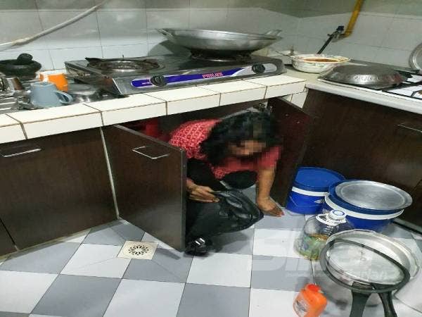 Antara yang ditahan Jabatan Imigresen Kuala Lumpur dalam Ops Sapu di sekitar ibu negara, tengah malam tadi.