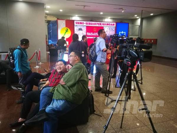 Petugas media menunggu di ruang legar pintu masuk utama bangunan Menara Dato Onn.