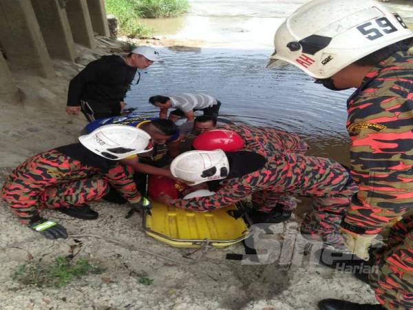 Anggota bomba membantu mangsa yang terjatuh dalam gaung di Jalan Lambak.
