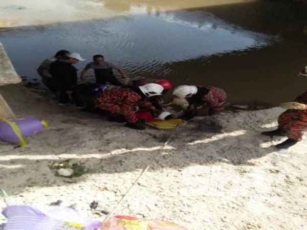 Anggota bomba membantu mangsa yang terjatuh dalam gaung di Jalan Lambak.

