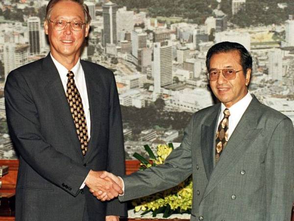 Malaysia di bawah pentadbiran Tun Dr Mahathir Mohamad memulakan rundingan semula harga air dengan Singapura sejak tahun 1998 ketika Singapura di bawah pemerintahan bekas Perdana Menteri, Goh Chok Tong (kiri).