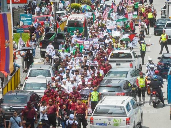 Peserta-peserta himpunan berarak dari Tabung Haji ke hadapan Kedutaan Amerika Syarikat pada Himpunan Aman Bantah Deal of The Century hari ini. - Foto SHARIFUDIN ABDUL RAHIM