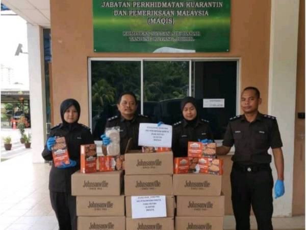 Antara produk hasilan babi yang dirampas di laluan masuk kenderaan ringan, Kompleks Sultan Abu Bakar (KSAB), Johor Bahru, Johor, hari ini.