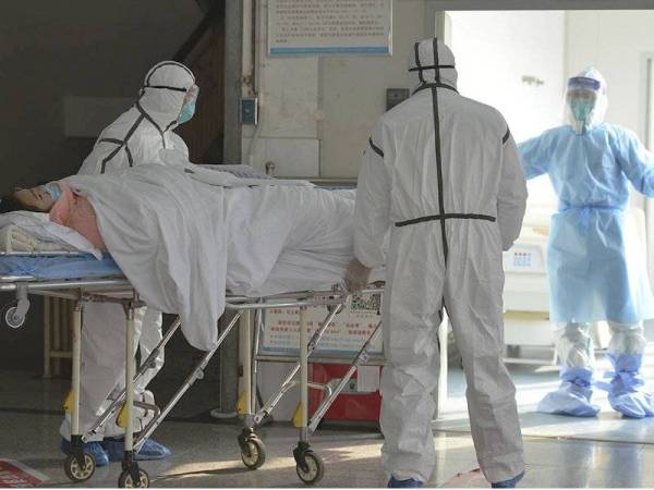 Petugas perubatan memindahkan pesakit koronavirus ke wad pengasingan di Wilayah Anhui China. - Foto AP