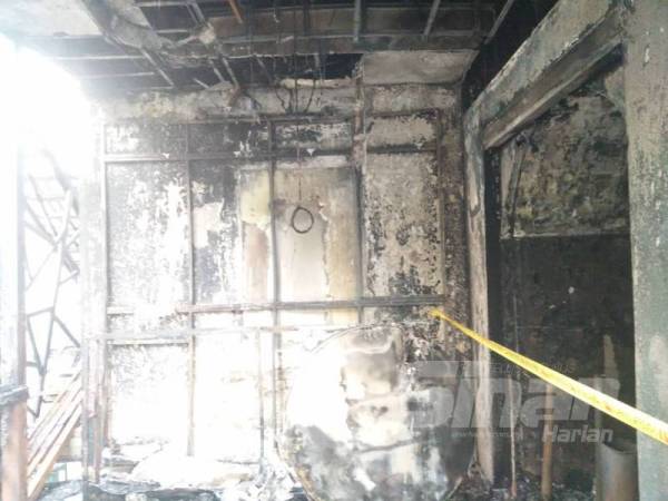 Keadaan dalam pusat hiburan yang terbakar.