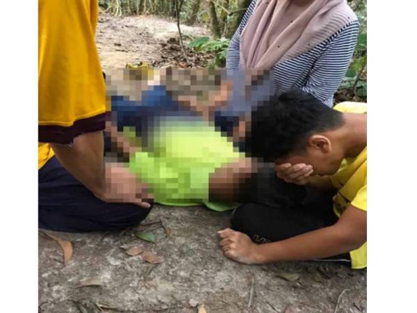 Mangsa yang rebah dipangku anaknya yang mendaki bersama-sama. - Foto ihsan pembaca
