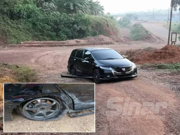 Honda Odyssey yang ditinggalkan pemandunya kerana mengalami kerosakan pada bahagian tayar.