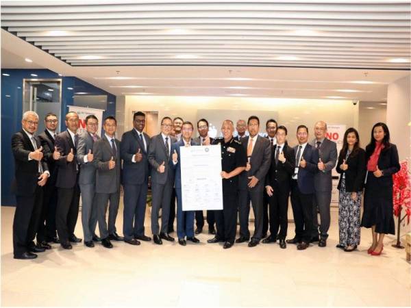 Suhaimi (lapan dari kiri) bersama Mohamad Tarmize serta 16 ketua-ketua jabatan Air Selangor menunjukkan plak Ikrar Bebas Rasuah yang telah ditandatangani.