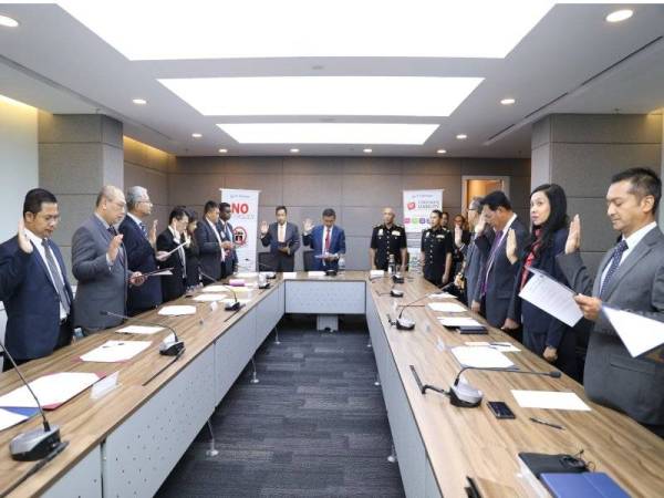 Suhaimi (tengah) mengetuai lafaz IBR bersama 16 ketua-ketua jabatan Air Selangor disaksikan oleh pegawai SPRM dalam majlis tertutup di Ibu Pejabat Air Selangor baru-baru ini.