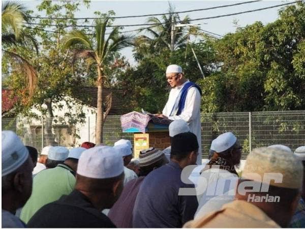 Nazimi mengetuai solat Istisqa di padang SK Telok Kechai di sini hari ini.