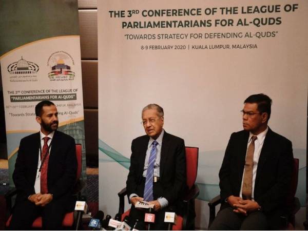 Dr Mahathir (tengah) pada sidang akhbar di Persidangan Liga Liga Parlimen Untuk Al-Quds (LPAQ) di Kuala Lumpur hari ini. Turut hadir Presiden LPAQ Sheikh Hamid Abdullah Al-Ahmar (kiri) dan Menteri Perdagangan Dalam Negeri dan Hal Ehwal Pengguna, Datuk Seri Saifuddin Nasution. - Foto: Bernama