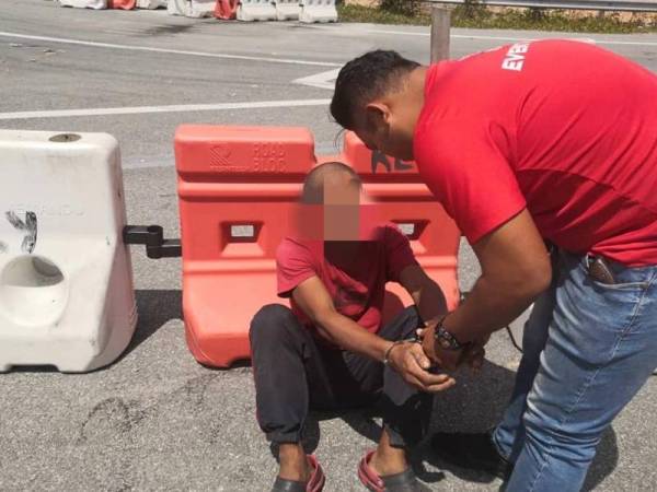 Suspek berjaya ditahan polis di Merapoh, Kuala Lipis hari ini.