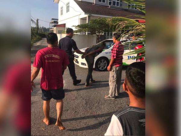 Suspek yang ditangkap selepas dipercayai merompak mangsa di rumahnya di Tumpat.