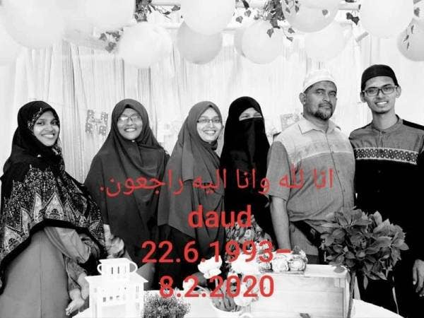 Gambar kenangan Daud (kanan) disamping keluarganya.