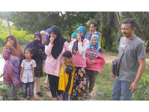 Penduduk Kampung Sungai Limau tidak tahan dengan bau busuk dari sungai berhampiran rumah mereka.