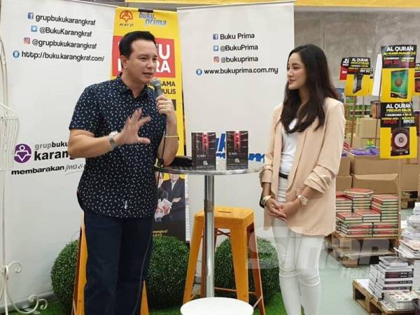 Eizlan mengambil peluang menceritakan mengenai cabarannya yang pertama kali berlakon dalam filem seram sambil diperhatikan Nynaa.